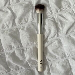 ilia: complexion brush